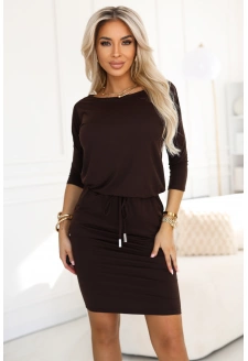 13-169 Sportowa sukienka midi z kieszonkami i wiązaniem w pasie - czekoladowy brąz